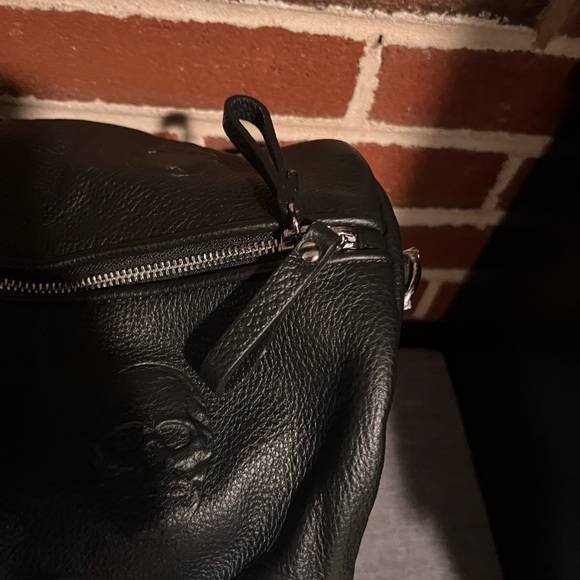 iO Pelle Skull Embossed Leather Travel Duffle - Picture 6 of 7